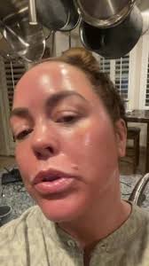 Buka puasa bersama teman-teman dengan makeup look yang simple, glowing...