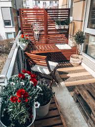 Sonniger Balkon Mit Schonen Blumen Balkon Gartengestaltung Ideen Gartengestaltung