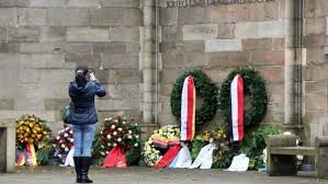 Er wird seit 1952 zwei sonntage vor dem ersten adventssonntag begangen und erinnert an die kriegstoten und opfer der gewaltherrschaft aller nationen. Volkstrauertag Im Gedenken An Die Gefallenen Weser Kurier