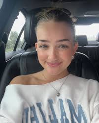 Ella Keller's Instagram, Twitter & Facebook