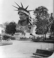 Het beeld is 93 meter hoog (de eiffeltoren zelfs 300 meter!) en is gemaakt door de franse beeldhouwer frédéric auguste bartholdi en staat op het liberty island in new york city. The Statue Of Liberty At The 1878 Paris Worlds Fair Afbeeldingen Parijs Vrijheidsbeeld