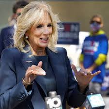 Born june 3, 1951) is an american educator who was the second lady of the united states from 2009 to 2017. Najdeno Glavnoe Otlichie V Naryadah Zheny Bajdena I Melanii Tramp Stil Cennosti Lenta Ru