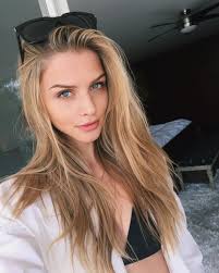 marina laswick ヘアースタイル 美人 顔 金髪美人