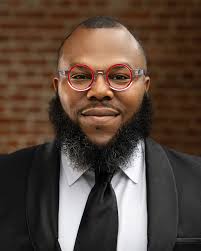 A real queen moves with precision! She saw one speck out of place and  immediately hit the scene to get her man right before he stepped into the  spotlight. No smudges, no