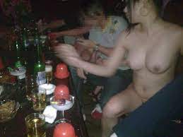 ピンクコンパニオンラウンジでわかめ酒エロ画像|エロの境界線