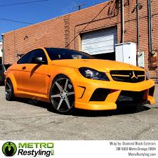 Eenvoudig toepasbaar dankzij luchtkanalen en makkelijk rekbaar door warmte. Matte Orange Vinyl Car Wrap Matte