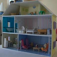 Fabriquer Maison De Poupee En Carton Plume Idees Conseils Et Tuto Maquettes Et Miniatures Maison De Poupee En Carton Maison En Carton Maison Barbie