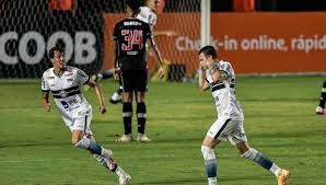O vasco, que é o 15º colocado com 32 pontos em 28 partidas, recebe em são januário, no rio de janeiro, o coritiba, que está no 20º lugar com 22 pontos em 29 jogos disputados. Vasco X Coritiba