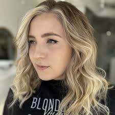 BLONDE VOYAGE SALON