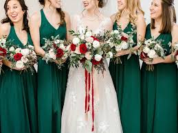 So Much Cozy In This Festive Christmas Inspired Wedding Red Bridesmaid Bouquets Emerald Green Bridesmaid Dresses Christmas Bridesmaid Dresses