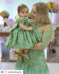 Outfits De Mamas Para Fiestas Infantiles Como Vestirme Para El Cumpleanos De Mi Hija Vest Mommy Daughter Dresses Mom Daughter Outfits Mother Daughter Fashion