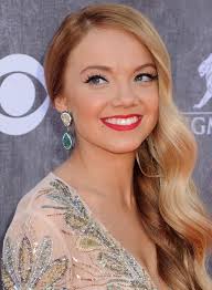 أزياء <strong dir='ltr'>5</strong> مصصّمين لبنانيّين على السجادة الحمراء في  حفلة ACM AWARDS الأميركيّة