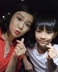 Paige 羽萍| 多才多艺的小瓜@aloysiusloo1 =） 这些天的天气真的热到让人难受。 这小瓜在大太阳底下依然敬业完成拍摄。  大姐姐我给你赞👍 大家记得多喝水，尽量不要在外暴晒以免中暑。 迟来的祝福： 祝天下的母亲