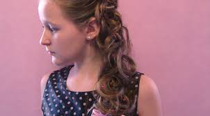 En plus du maquillage sobre et de la coiffure plus. Coiffures Festives Sur Les Cheveux Longs