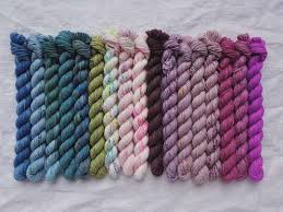 M'en veux pas si je te parais lâche pour tout ce que je gâche je me dis j'arrive pas a m'en aller a me dire que ça serait mieux je ne peux pas baisser les bras et encore moins baisser les yeux. Vendredi Les Very Mini Skein Seront En Ligne Que Demain Mais Les Voici Tout De Meme Au Vu De Mon Planning Yarn Embroidered Friendship Bracelet Embroidered