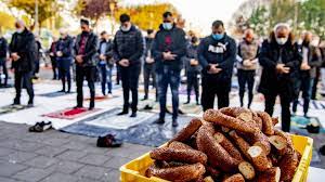 Het suikerfeest begint officieel de voorgaande avond bij zonsondergang wanneer volgens de islamitische kalender een nieuwe dag begint, dus op. Uuxafr1ft24qem