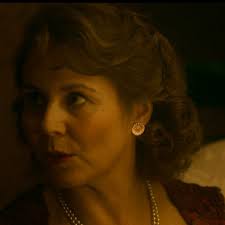 Fangede du den royale detalje i 'Badehotellet'? Fru Madsen med  dronningesmykker