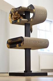 Design Kratzbaum Aus Holz Und Wellpappe Die Ideale Losung Fur Katzen Und Menschen Mit Geschmack The Cat On Cat Tree T Design Kratzbaum Wellpappe Kratzbaum