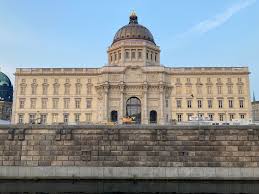 Das humboldt forum im berliner schloss verknüpft die auf den historischen ort bezogene architektur mit einem zukunftsweisenden, weltoffenen programm. Humboldt Forum Wikipedia