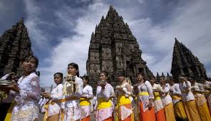Awal masuk agama islam ke wilayah nusantara adalah karena dibawa oleh pedagang gujara, mereka adalah pedagang yang kaya raya dan sukses. Mengapa Rakyat Indonesia Mudah Menerima Ajaran Hindu Budha Freedomsiana