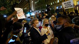 Rand paul was surrounded by a large crowd of protesters in washington, dc, overnight thursday following the republican national convention. Sen Rand Paul Says He Was Attacked By An Angry Mob After Leaving White House Abc News