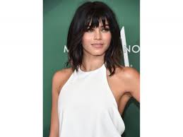 Tutte le ultime tendenze in fatto di capelli: Capelli Neri Con Frangia 10 Look Delle Star Da Copiare