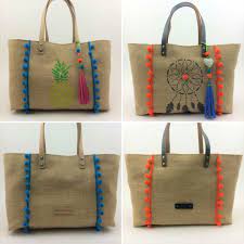 Objet écologique réutilisable, argument de vente durable. 59 Sacs Cabas En Toile De Jute Agremente De Pompons Bleus De Style Boheme Chic 100 Fait Main Par Moi Meme Sac Cabas Sac Toile De Jute Sac En Toile