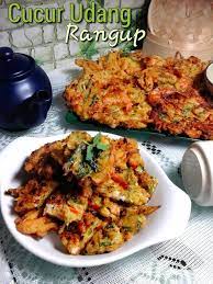 Dalam cucur ini, che mat masukkan juga 1 genggam ikan bilis. Cucur Udang Rangup