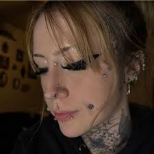 My current set up 👀 looking to add a 4th set of mantis piercings soon and  then possibly Dahlias. Then I think I'm done. Maybe. Newest addition was my  12g cheeks which