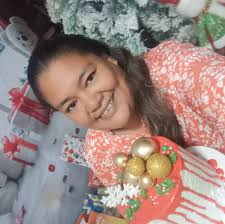 Un maestro trajo globos y regaló uno a cada alumno en el salón y ordenó  anotar sus nombres en sus globos, los dejo en el piso y sacó a los alumnos ,