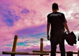 Nah, sekarang bagaimana caranya kita memulai menjual stok foto dan mulai menghasilkan uang? Foto Orang Dari Belakang