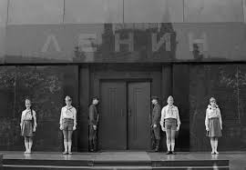 Щусева) был возведён ко дню похорон владимира ильича ульянова (ленина) (27 января 1924), имел форму куба. Istoriya Sozdaniya Mavzoleya Lenina Na Krasnoj Ploshadi