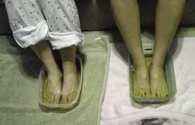 فوائد وضع القدمين في الماء الساخن والملح والخل صحة صح