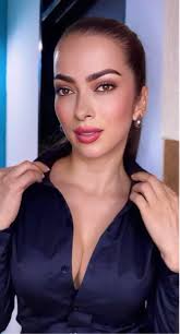 Realmente no soy yo, es puro filtro y pura edición 🥰 pero me gusto, espero  les guste ❤️💋❤️ Linda noche amores