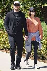 Ben Affleck And Ana De Armas Take A Stroll In L A Plus Olivia Wilde Cara Delevingne And More In 2020 Ben Affleck Anna Faris Cara Delevingne