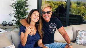 2006 lernten sich dieter bohlen und seine carina kennen und lieben, seither gehen die beiden gemeinsam durchs leben und krönten ihr liebesglück mit zwei gemeinsamen kindern. Dieter Bohlen Und Carina Juhu Er Verkundet Die Susse Neuigkeit Intouch