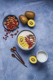 Smoothie Bowl Aux Kiwis Zespri Sungold A Vos Assiettes Recettes De Cuisine Illustrees En 2020 Fruits De Saison Recettes De Cuisine Illustrees Smoothie Legume