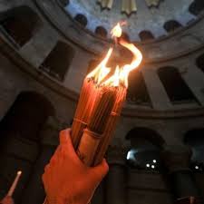 Update 20.40 lumina sfântă de la biserica sfântului mormânt din ierusalim a fost adusă, sâmbătă, la ora 20:30, cu un avion special, pe aeroportul internaţional 'henri coandă', de delegaţia patriarhiei române condusă de episcopul vicar al arhiepiscopiei bucureştilor, varsanufie prahoveanul. Lumina SfantÄƒ S A Aprins In Biserica Sfantului Mormant Din Ierusalim Video Black News