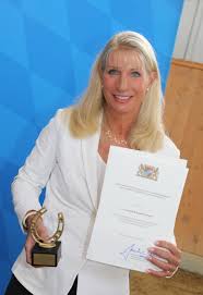 Markus söder und seine frau karin 2015 in bayreuth. Frau Des Ministerprasidenten Ist Selbst Springreiterin Karin Baumuller Soder Wird Schirmherrin Uber Die Reiterstaffeln Nurnberg