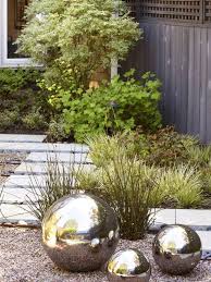 Bei uns findest du ideen und anregungen zur gestaltung deines gartens. Decoration De Jardin En Herbe Decorative Et Spheres Miroirs Kleiner Stadtgarten Design Kleiner Garten Graser Im Garten