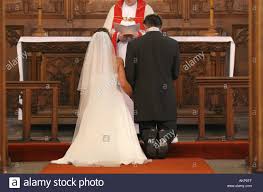 Home shop converse scarpe personalizzate matrimonio sposa sposo help me. Lo Sposo Con Aiuto Scritto Su Suole Di Calzature Si Inginocchia All Altare Durante La Chiesa Cattolica Cerimonia Di Nozze Uk Funny Divertente Foto Stock Alamy