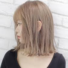 ロングよりむずい ボブ巻き こうすれば可愛くなれる コツを解説 locari ロカリ 髪色 ミルクティー 髪色 ベージュ ボブ 巻き