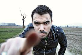 W tłumie raźniej? Rozproszenie odpowiedzialności jest tragiczne w skutkach