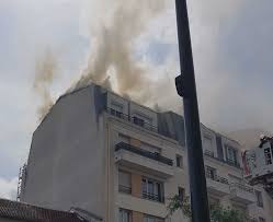 Plus précises et 4 fois par jour. Hauts De Seine La Toiture D Un Immeuble Prend Feu 100m2 Ravages Par Les Flammes A Bourg La Reine Actu Hauts De Seine