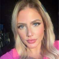 Catalina Dillon's Instagram, Twitter & Facebook