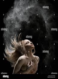 Sinnlich nackt blonde Frau schütteln Haar und schließen Brüste  Stockfotografie - Alamy
