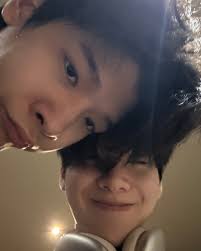 title Jimmy Karn Kritsanapan dan Ohm Thanakrit Chiamchunya, aktor di bawah  naungan Domundi TV (DMD), dikenal memiliki kedekatan signifikan secara  profesional dan personal. Mereka sering dipasangkan dalam proyek, termasuk  serial "The Next