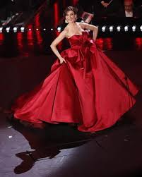 Questo vale per serate di gala, eventi di spettacolo, ma anche riunioni di lavoro o molto più perché nell'invito a una serata di gala è sempre specificato il dress code, dunque è l'invito stesso a dirti come. ØªØ²Ø§Ø­Ù… Ø§Ù„Ø¨Ø±Ø§Ø¹Ø© Ù…Ù†Ø²Ù„ Abito Serata Gala Ffigh Org