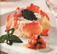 Quando lo champagne sarà sfumato, completare la cottura del risotto aggiungendo il brodo caldo, un mestolo alla volta, alternato al restante champagne. Risotto Allo Champagne E Caviale