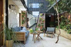 Desain interior dalam rumah simple ini terlihat sangat modern dan elegan desain interior dalam rumah simple 21. 17 Trik Menghadirkan Taman Indoor Pada Rumah